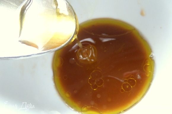 Влить уксус и жидкий мед.