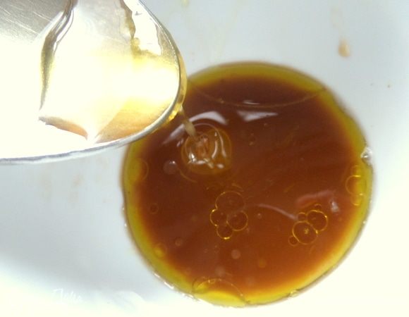 Влить уксус и жидкий мед.