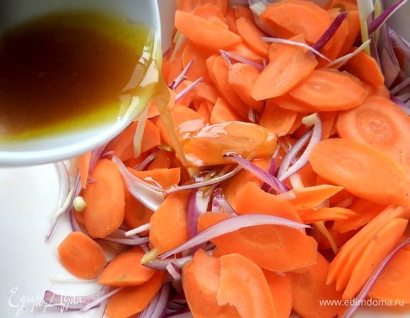 Полить морковку заправкой.