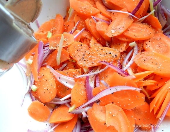 Поперчить, посолить и пусть морковка маринуется.