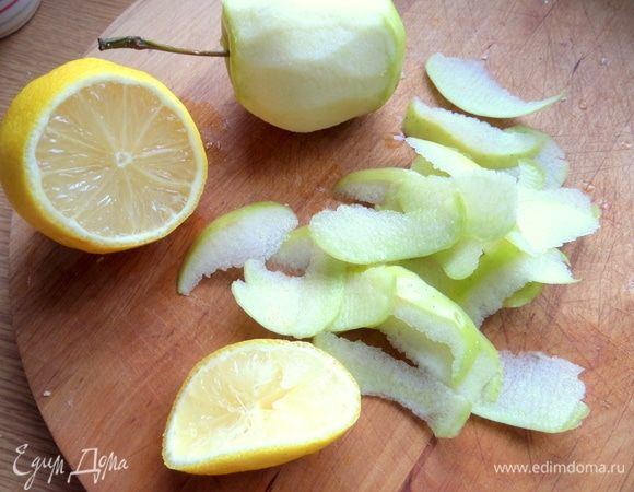 Яблоко зеленое настругать тонко, сбрызнуть лимонным соком.