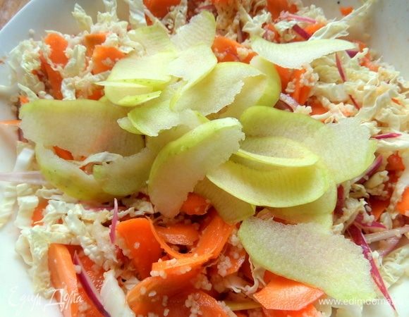 Всыпать яблочные слайсы в конце.