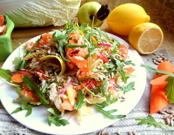 Перемешать, насыпать салат горкой, добавить сверху семечки.