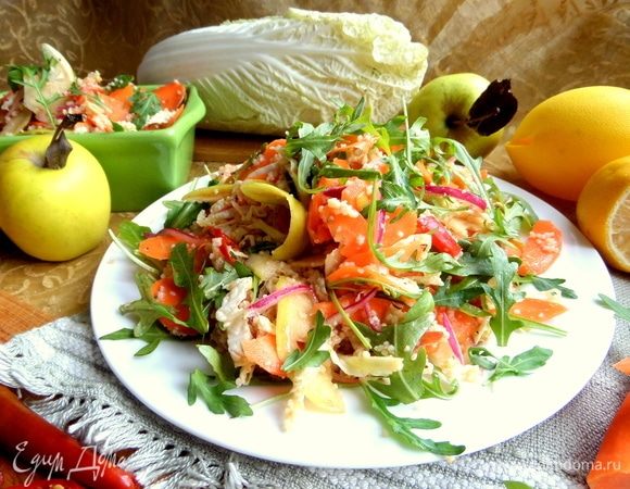 У меня получилась такая большая тарелка на двоих и еще одна порция на заднем плане.