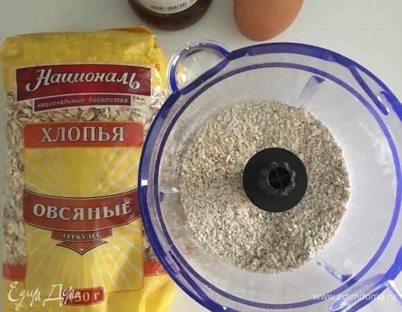 Пожалуйста — овсяная мука перед нами. Подготовим сразу одно яйцо и кленовый сироп, который и будет отвечать за сладость вместо обычного сахара.