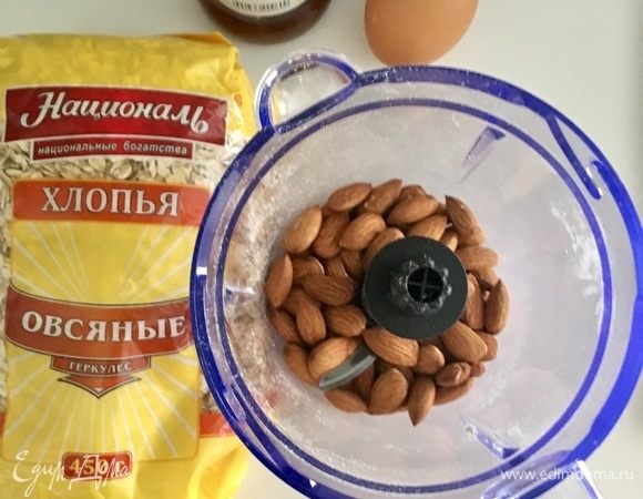 Если есть миндальная мука, можно взять ее. Если нет, как у меня в этот раз, то отмеряем 100 г миндаля и также измельчаем с помощью блендера.