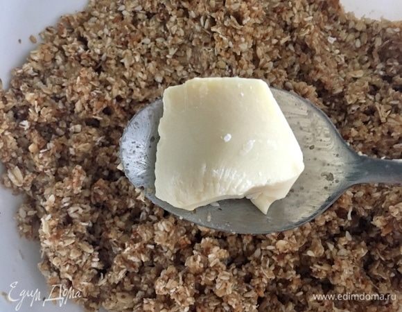 Перемешиваем сухие ингредиенты с жидкими. Также нам понадобится кокосовое масло, которое сперва необходимо растопить и затем спокойно подмешать к остальным составляющим десерта.