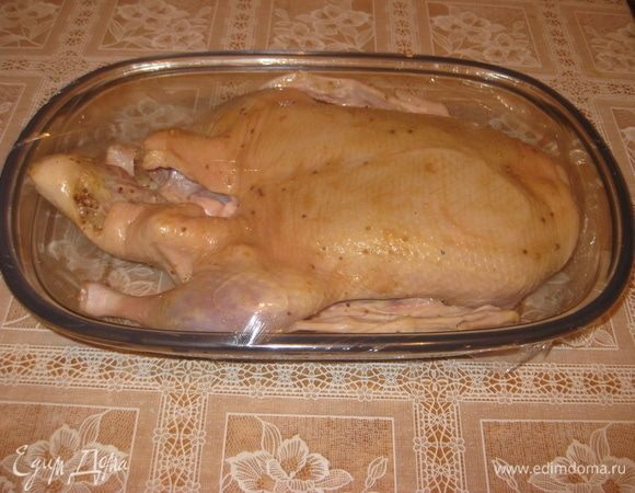 Для маринада соль, перец, приправу для курицы, мед, майонез, горчицу, соевый соус смешать. Утку хорошо смазать маринадом. Убрать в холодильник на 12 часов.