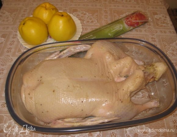 Айву моем. Плоды разрезаем на четвертинки, сердцевины удаляем. Утку фаршируем айвой. Деревянными шпажками, предварительно замоченными в воде, закалываем брюшко.