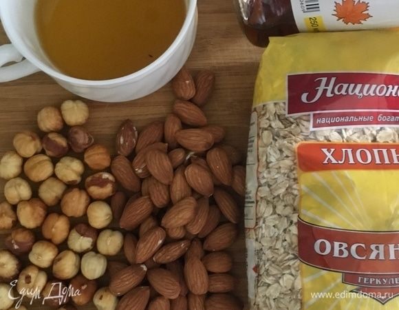Пока тесто отдыхает, приготовим хрустящую верхушку уголков. Берем два вида орехов — фундук и миндаль (у меня уже подсушенные предварительно в духовке), овсяные хлопья ТМ «Националь». Кокосовое масло необходимо предварительно растопить. И снова за сладость у нас отвечает кленовый сироп, многими любимый.