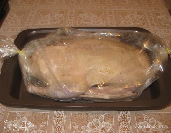 Фаршированную уточку аккуратно перекладываем в рукав для запекания. И с обеих сторон завязываем завязками, которые идут в наборе с рукавом. Сверху прокалываем рукав 2–3 раза для выхода избыточного пара. Утку ставим в горячую духовку. Запекаем 2 часа на слабом огне. Температура — 180°С.