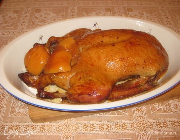 Для образования поджаристой корочки раскройте рукав незадолго до истечения времени запекания. Уточка получается потрясающая! Очень нежная и ароматная! Приятного аппетита!