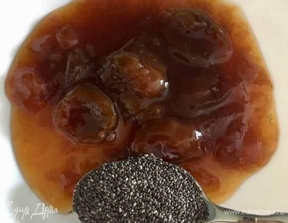 А с начинкой еще проще. Соединяем абрикосовый джем с семенами чиа.