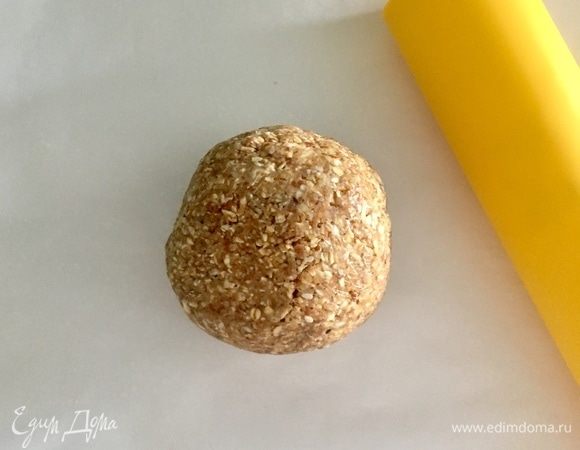 Через 30 мин. достаем тесто из холодильника.