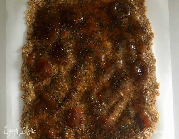 Сверху на пласт наносим абрикосовый джем с семенами чиа.