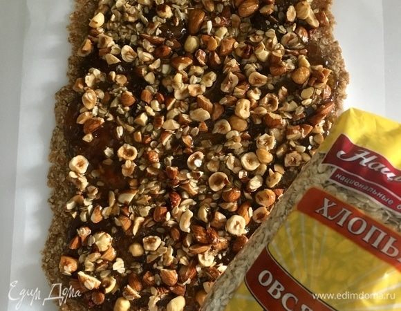 Ну, и заключительный аккорд в виде овсяно-орехового крамбла. Ставим противень в духовку, разогретую до 180°C, мин. на 25–30.