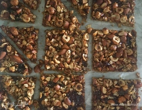 Готовый, но теплый прямоугольник разрезаем сначала на квадратики, затем — на треугольнички. И даем полностью остыть.