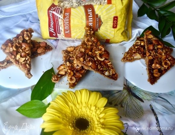 Однозначно могу советовать испечь эти замечательные овсяно-ореховые уголки и любителям сладкого, и поклонникам здорового питания! Очень вкусно и как сладость к чаю или кофе, и как перекус на бегу в потоке дня!