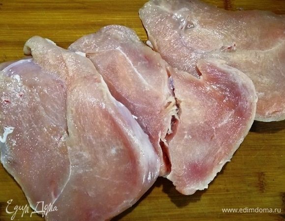 Грудку индейки разрезаем на 3 части.