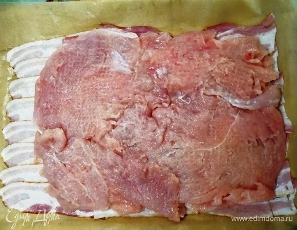 На бекон укладываем отбитую индейку.