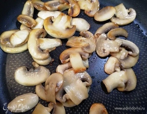 Грибы режем пластинками и обжариваем на растительном масле. Несколько пластинок оставляем для подачи.