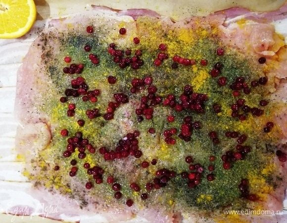 Выложим бруснику.