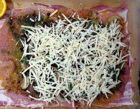 В завершении — натертый твердый сыр.