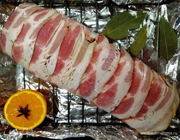 Формируем рулет. Выкладываем на противень с решеткой.