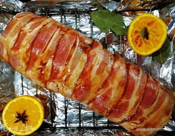 Смазываем соусом барбекю наш рулет. В целую половинку апельсина воткнем звездочку аниса, в выжатую — лавровый лист.