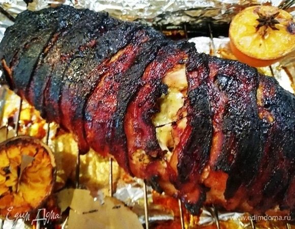 Выпекать рулет будем недолго, но при высокой температуре. Нам надо, чтобы бекон карамелизировался, а индейка осталась сочной. Выпекаем 20–25 минут при 220°C. Вынимаем рулет из духовки и порционно нарезаем.