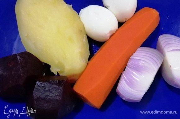Основные ингредиенты. Картофель, свеклу, морковь нарезаем тонкими кольцами. Лук нарезаем тонкими полукольцами. У яиц отделяем белок от желтка. Белок натираем на крупной терке, желток — на мелкой.