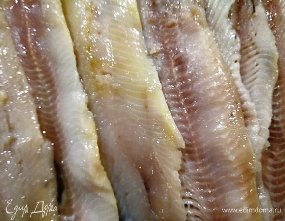 Я взяла уже готовое слабосоленое филе сельди. Каждое филе разрезала вдоль на 2 части. Половину филе нарезаем кубиком, половину оставляем как есть.