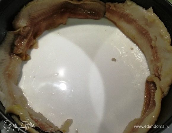 На блюдо установила кольцо диаметром 16 см, по кругу выложила филе сельди. Здесь придется потрудиться, так как филе постоянно съезжает.