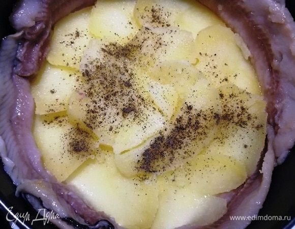 Выкладываем тонкие кольца картофеля. Солим и перчим его.