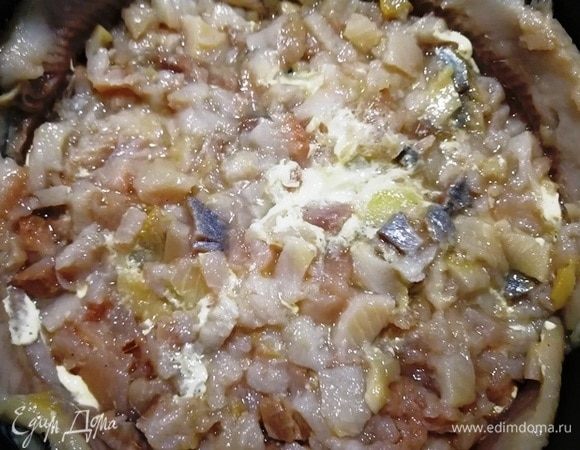 Выкладываем сельдь.