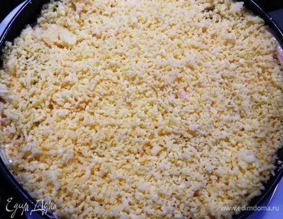 Выкладываем желток.