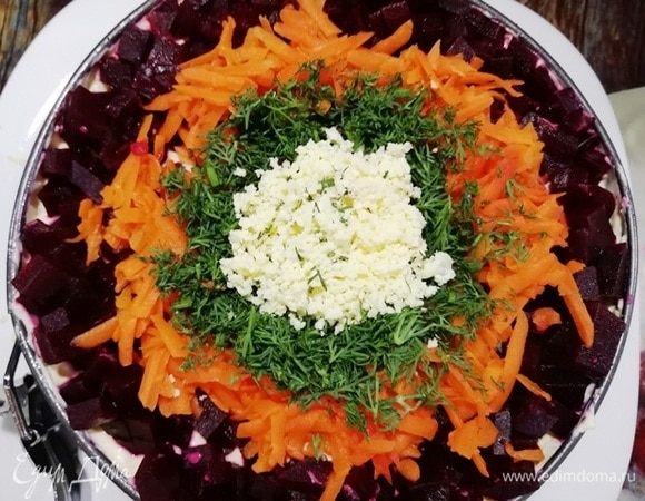 А сверху украшаем кубиками свеклы, моркови, зеленью, в серединку кладем немного желтка.