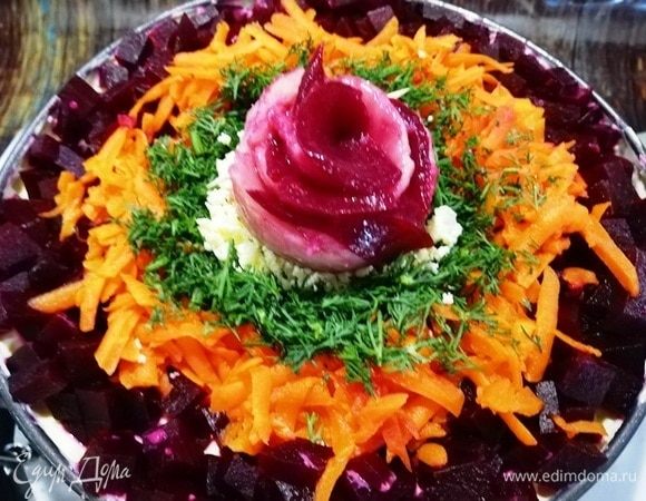 Венчаем салат короной из сельди и свеклы.