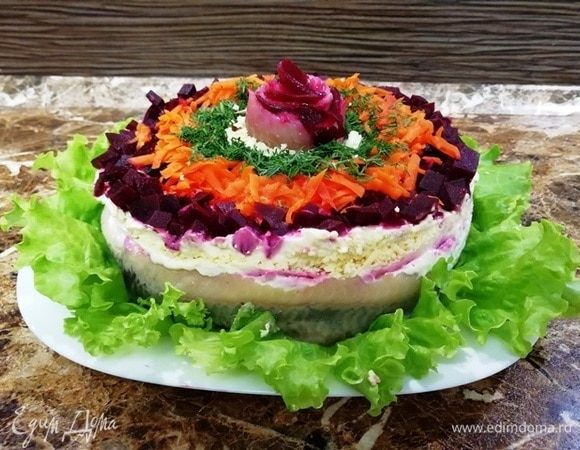 Вот так выглядит салат в моем исполнении. По-моему, вполне празднично и необычно.