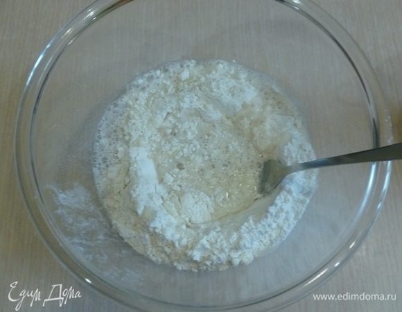 В большую миску просеять муку, добавить соль. Постепенно вливать опару и чесночное масло (оставить ложку или две масла для смазывания фокаччи), перемешивая тесто вилкой.