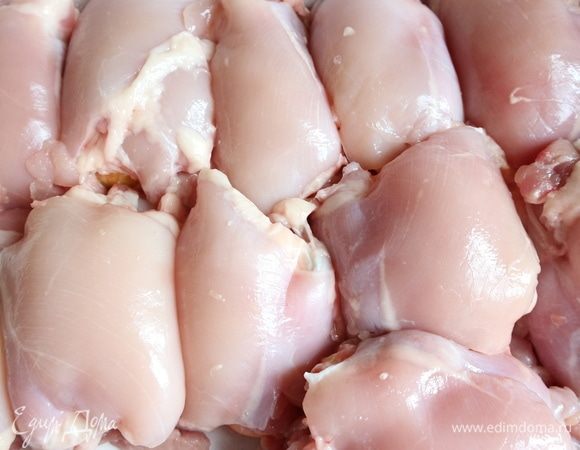 Вам потребуются куриные бедра без костей и кожи. Завернуть дольку яблока в куриное бедро, поместить в жаропрочную керамическую форму.