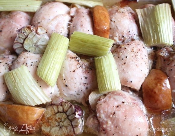 Поместить в предварительно разогретую духовку на 45–50 мин. Несколько раз во время запекания полить куриные бедра из ложки выделившимся соком.