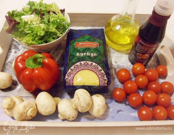 Подготовить необходимые продукты. Болгарский перец, томаты и зелень (у меня уже готовый салатный микс) помыть.