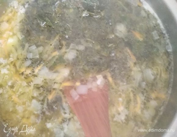 Добавить щавель в кастрюлю, варить 5–7 минут. Картофель должен быть почти готов.