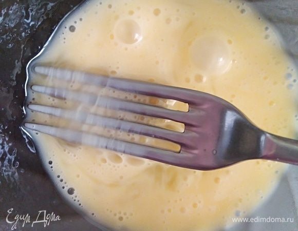 Яйцо взболтать вилкой в мисочке.