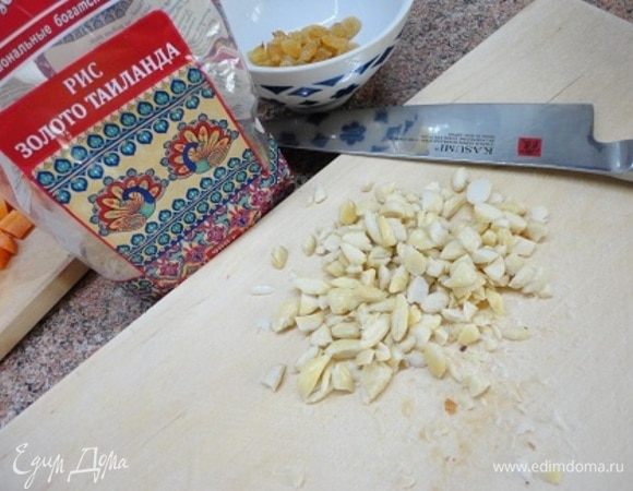 Миндаль нарубить ножом довольно крупно. Очищаю его я сама с помощью горячей воды.