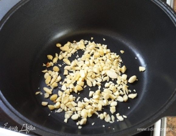 И обжариваем на сухой сковороде.