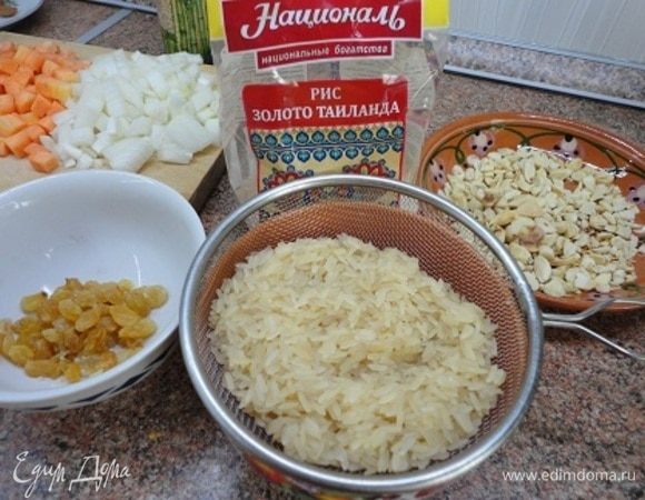 Рис промыть и откинуть на дуршлаг, чтобы стекла вода.