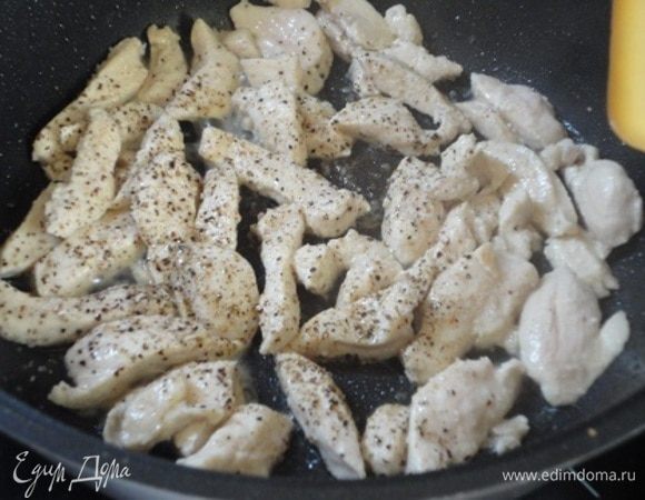 В глубоком сотейнике с толстым дном хорошо разогреть 2 ст. л. растительного масла и выложить нарезанное филе. Когда оно побелеет, его можно солить и перчить. И дальше готовить на среднем огне минут 10, периодически помешивая, до золотистой корочки.