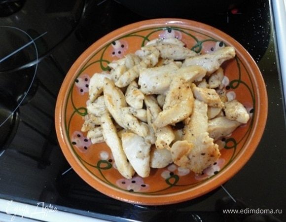 Готовое филе выложить в тарелку и оставить рядом на плите, чтобы оно не остывало.